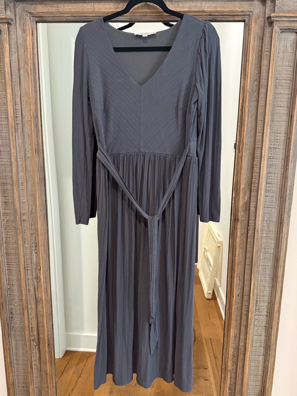 Loft Size 8 Women's Long Sleeve V-Neck Pleated Dress in Charcoal